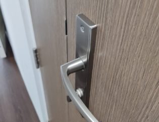 door-cleaning-post-renovation-cleaning-canny-cleaning-services-singapore-hdb-punggol-1